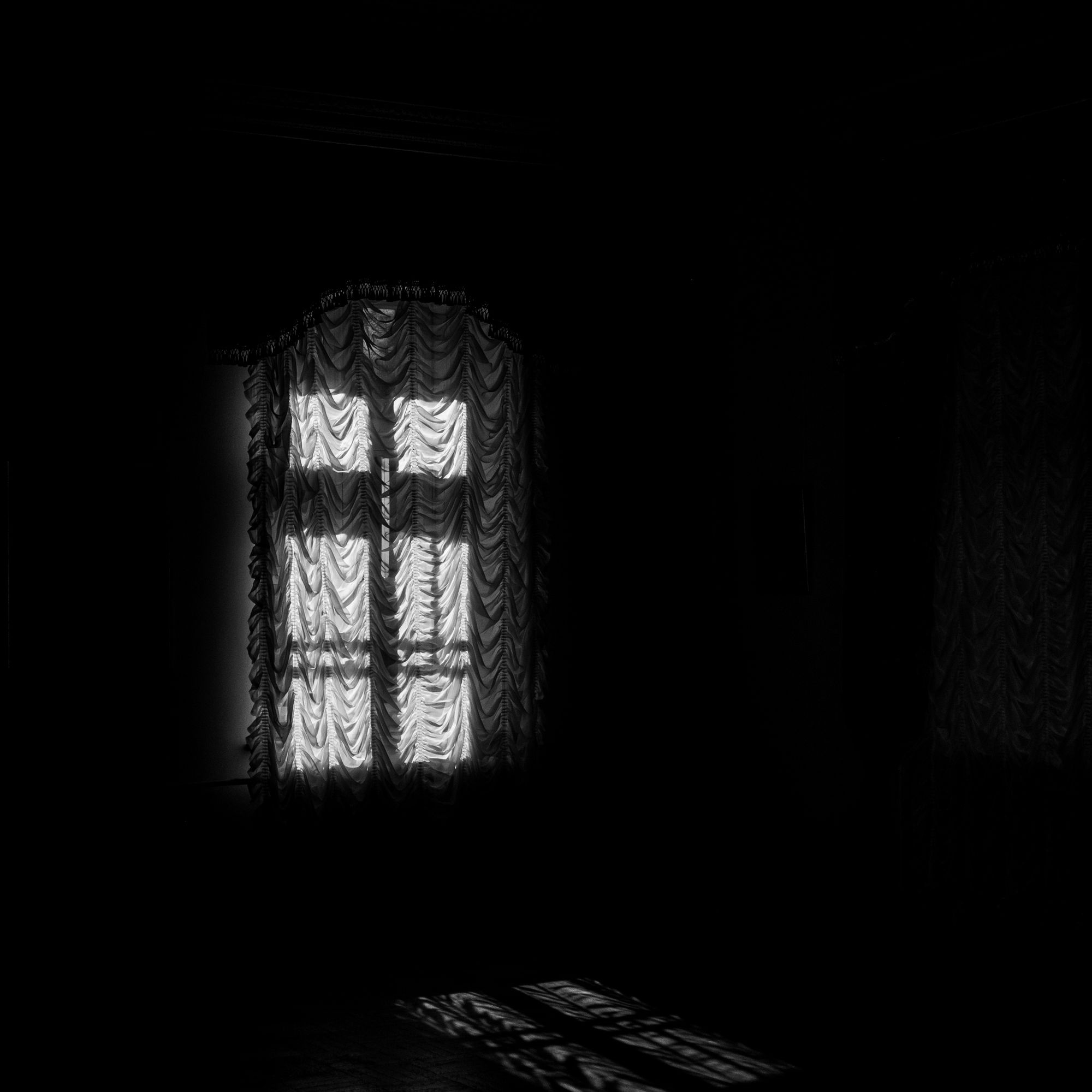 Вікна замку в Качанівці - Photo by Oleksii Marchenko